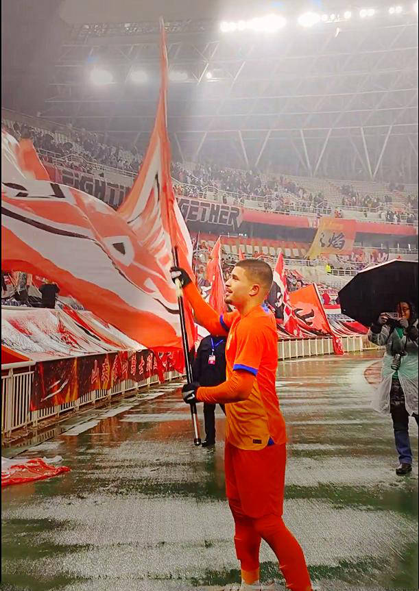 亚冠比赛抢眼瞬间,球员飒爽英姿 亚冠比赛抢眼瞬间,球员飒爽英姿