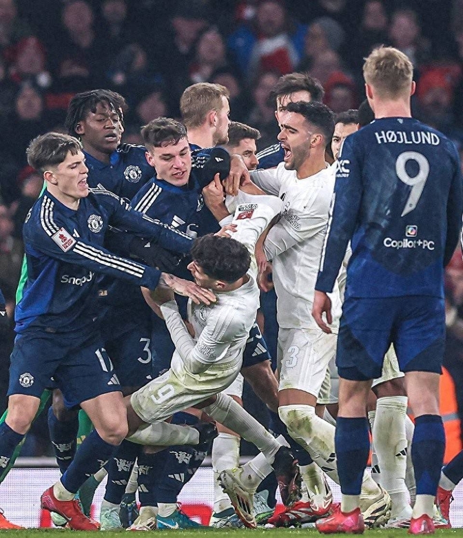 曼联逆袭成功,晋级淘汰赛阶段 曼联逆袭成功,晋级淘汰赛阶段