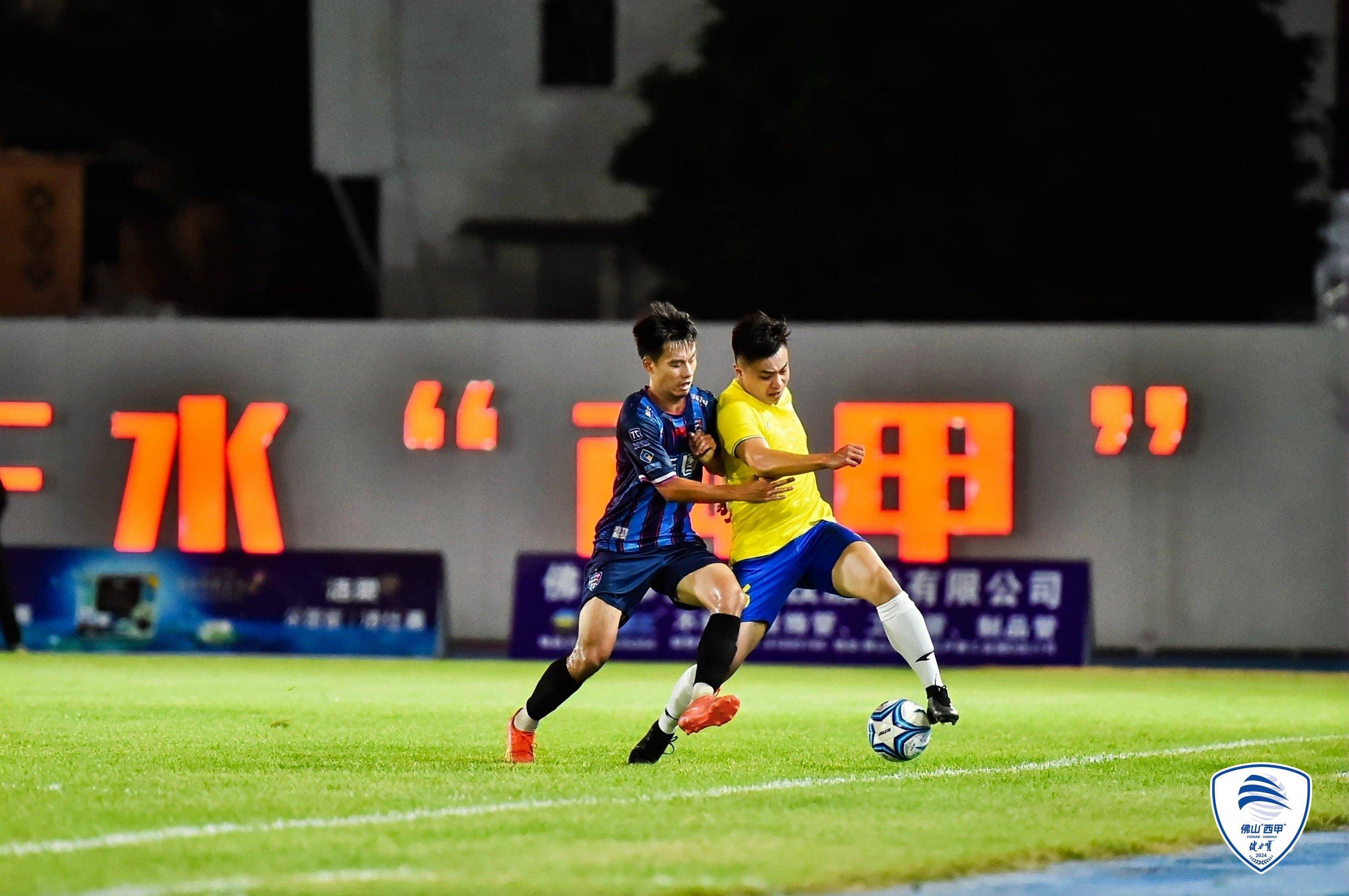 观赛一队猛猛发威,足球比赛现场气氛炽热 观赛一队猛猛发威,足球比赛现场气氛炽热