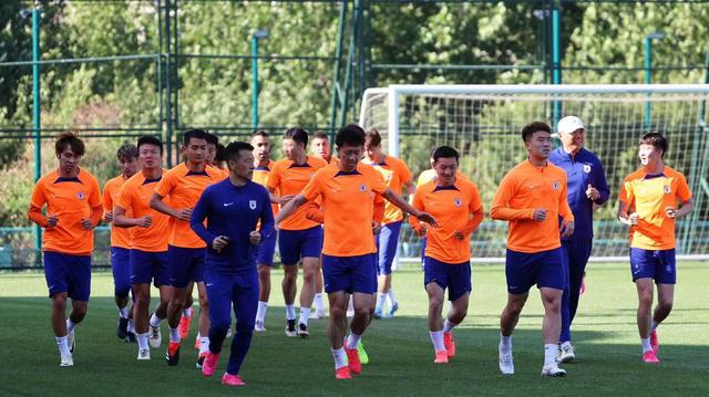 雷速直播-阵容调整!球队主教练在场边指挥队员迎战对手