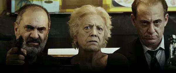 雷速官网-裁判空瓶判罚受质疑:比赛因此悬念重重