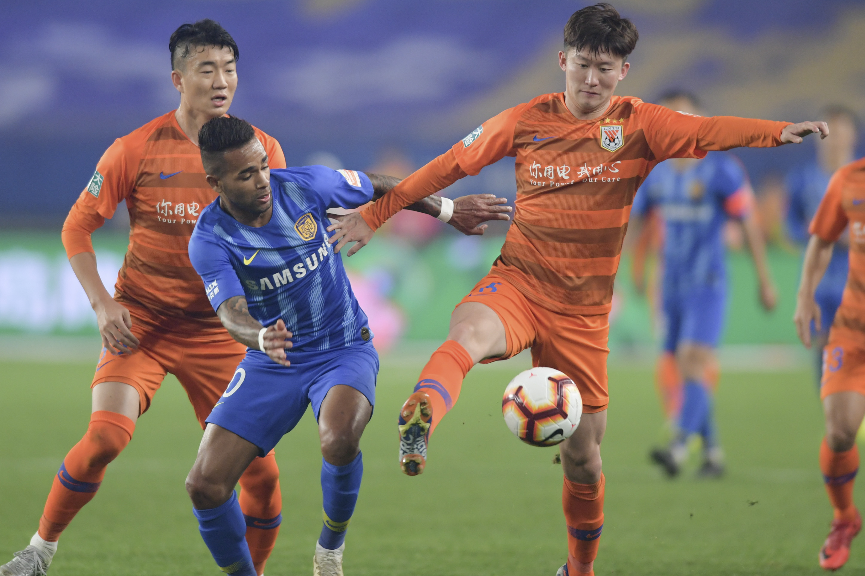 江苏苏宁与山东鲁能争夺联赛头名 江苏苏宁与山东鲁能争夺联赛头名