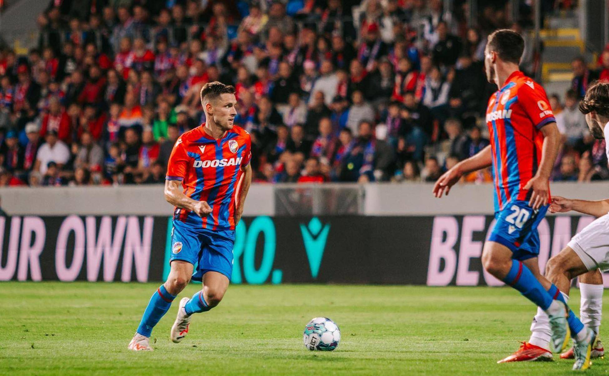 捷克后防力挺,抵挡对手疯狂进攻 捷克后防力挺,抵挡对手疯狂进攻