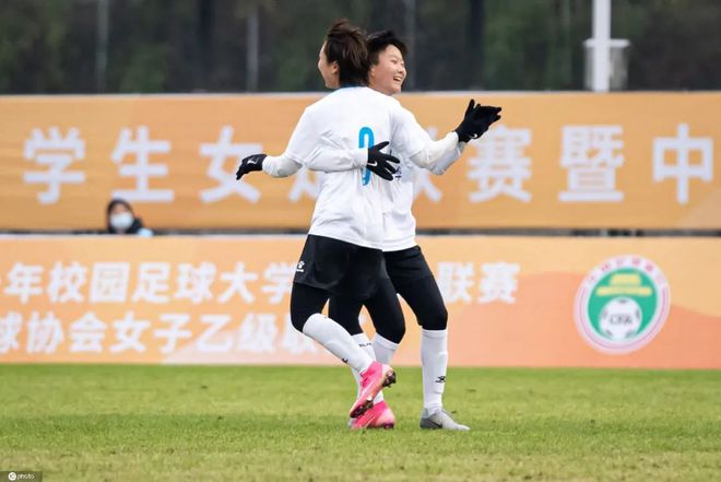 加拿大女足稳步前行,争夺冠军奖杯 加拿大女足稳步前行,争夺冠军奖杯