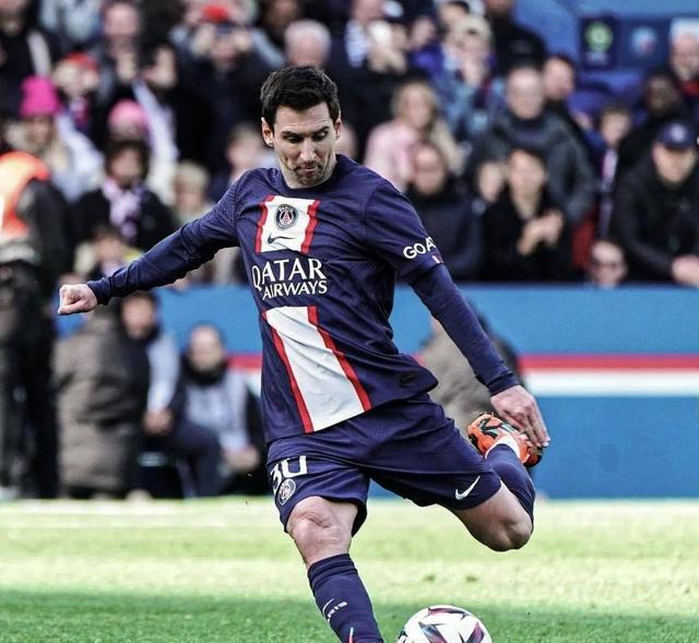 梅西入选欧冠本赛季最佳球员,球迷狂热点赞 梅西入选欧冠本赛季最佳球员,球迷狂热点赞