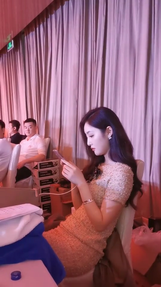 雷速官网-紧张气氛下双方拼劲十足,全场焦点