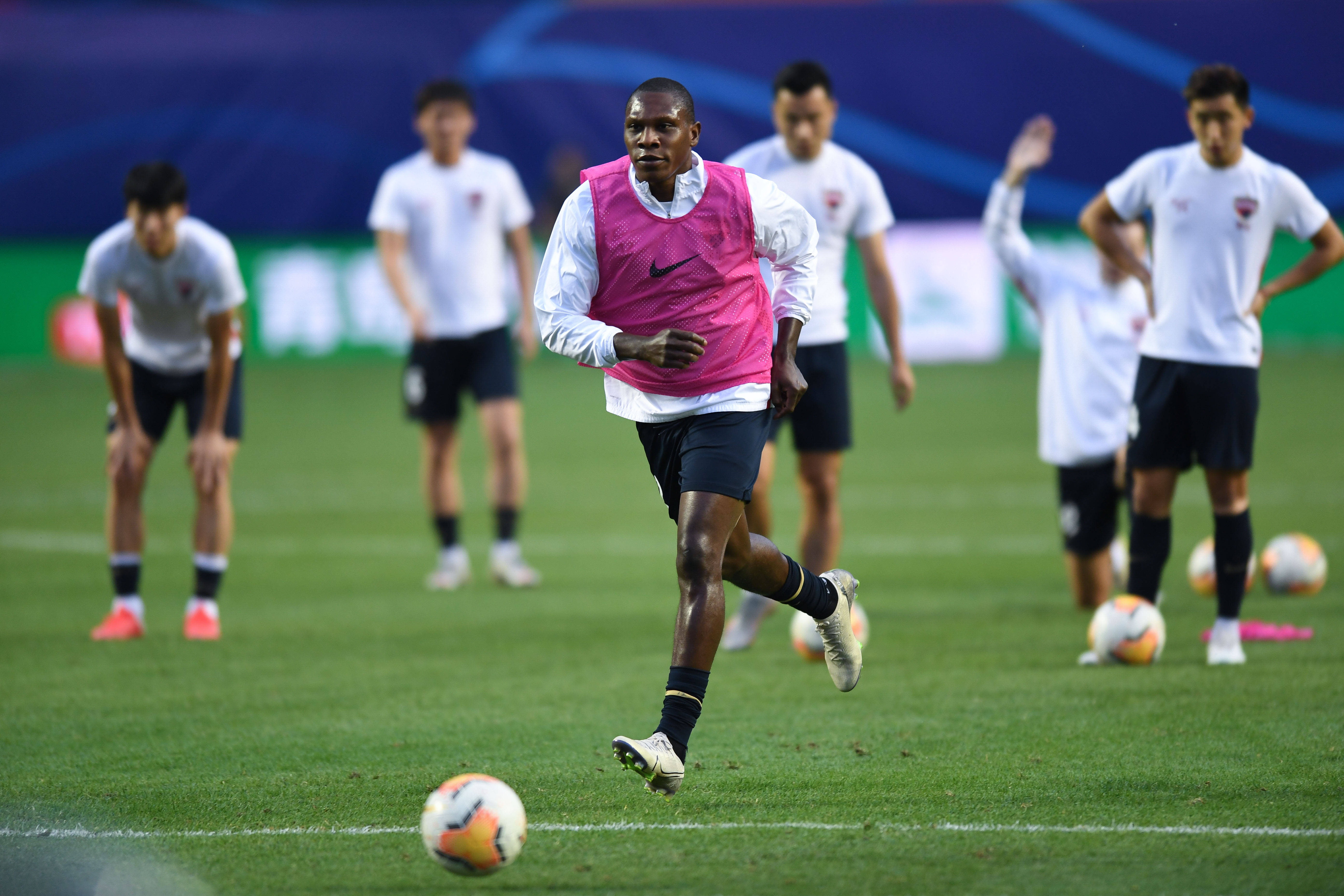 雷速直播-山东鲁能客场逼平深圳佳兆业,难分胜负