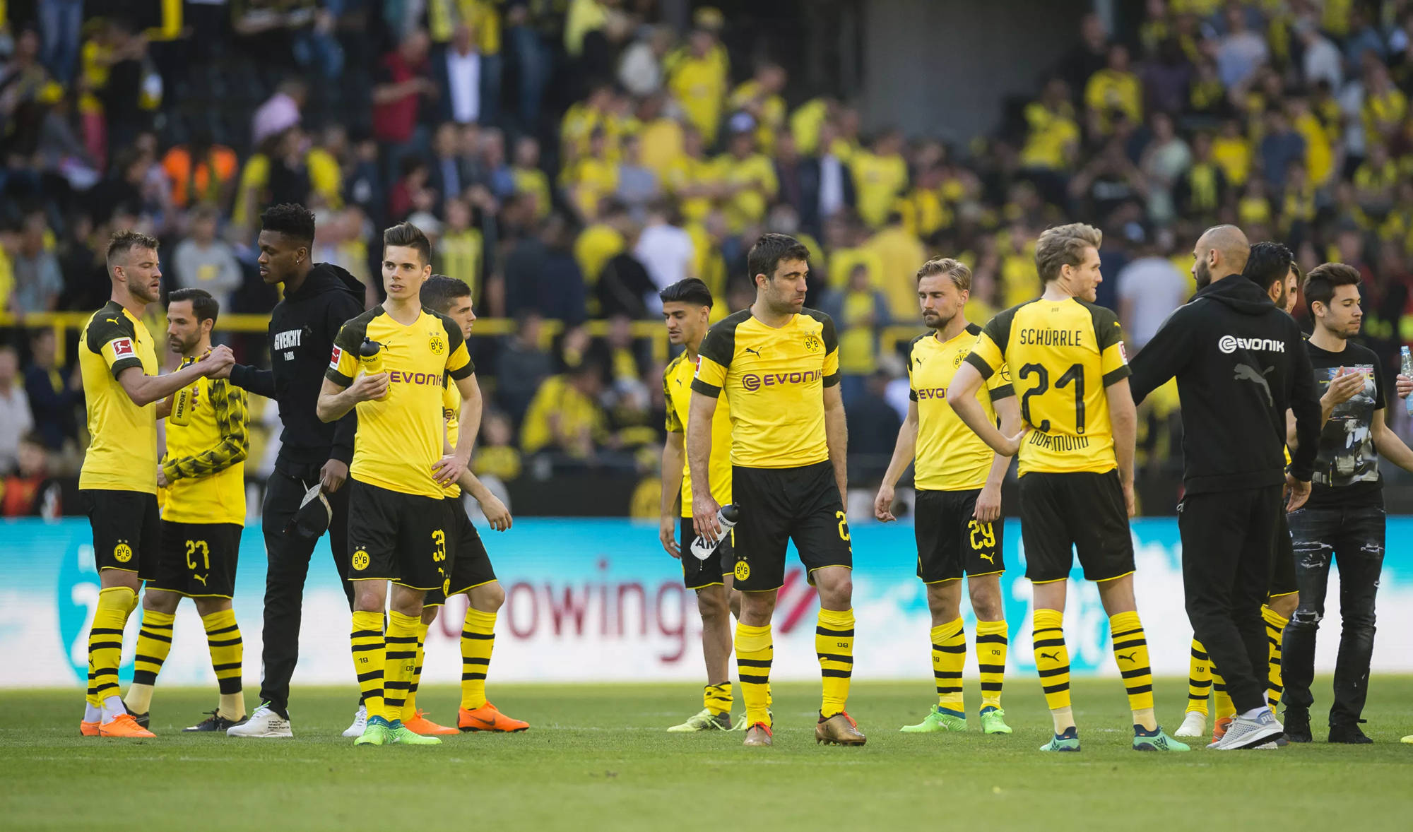 巴塞罗那后防线表现出色,经受住多特蒙德进攻压力 巴塞罗那后防线表现出色,经受住多特蒙德进攻压力