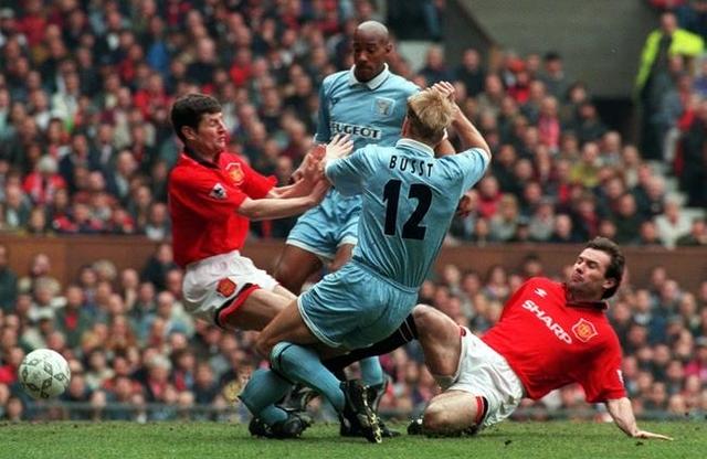 雷速-精彩足球比赛场面惊心动魄,球员拼尽全力