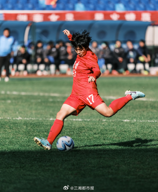雷速官网-精彩瞬间:湖南队主场大胜吸引观众眼球