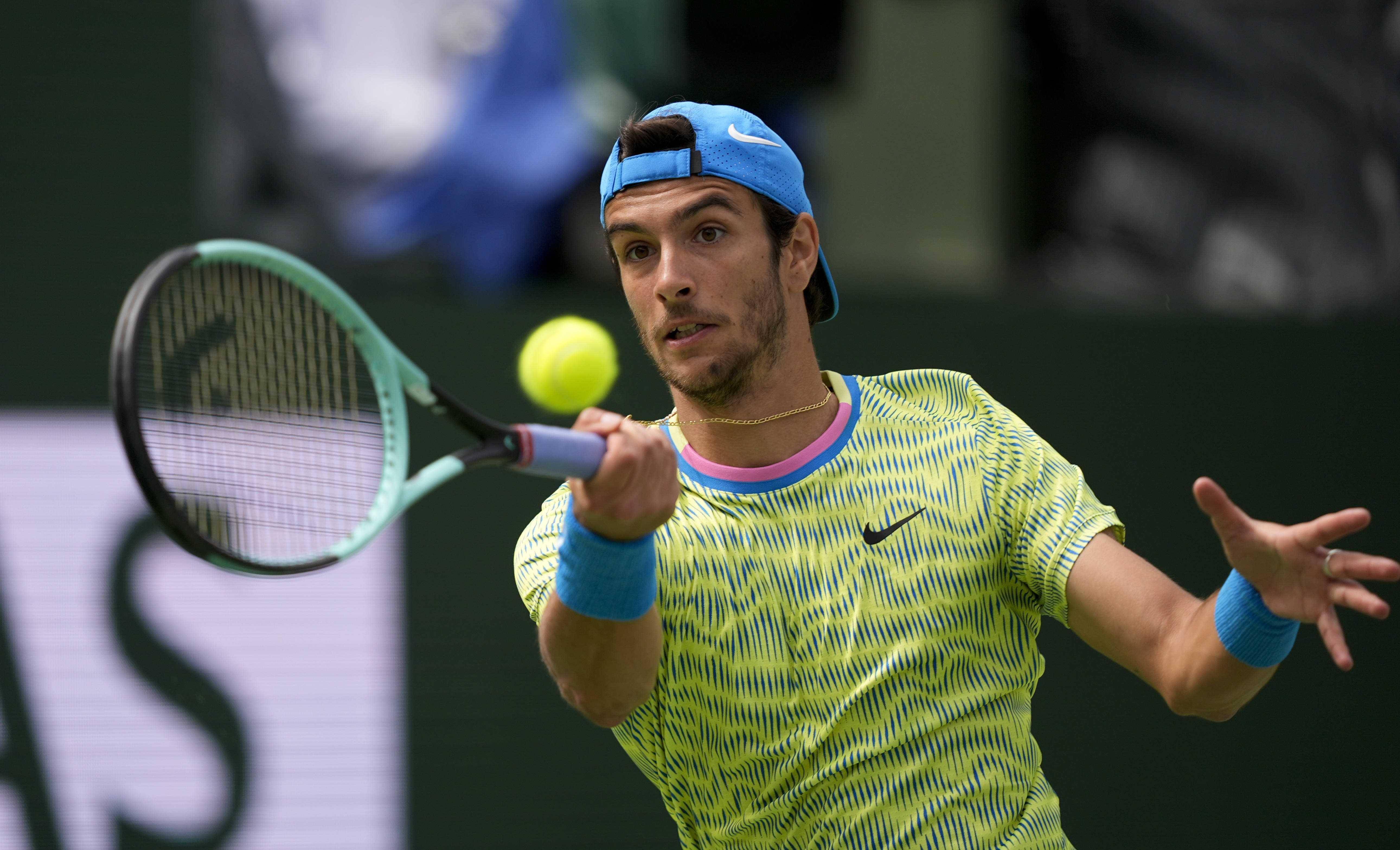 雷速直播-天津泰达队员发挥出色,取得比赛胜利