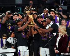 湖人队全队齐心协力,坚守胜利之地 湖人队全队齐心协力,坚守胜利之地