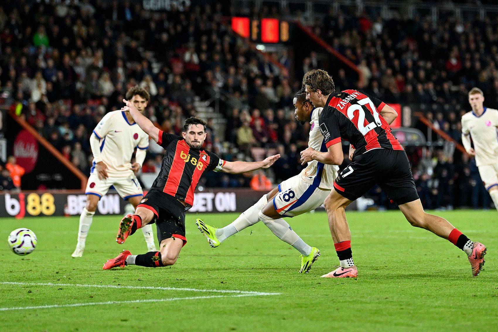 狼队主场大胜伯恩茅斯,豪取三分 狼队主场大胜伯恩茅斯,豪取三分