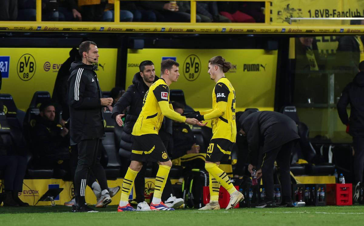 多特蒙德客场惨遭逆转,遭遇三连败 多特蒙德客场惨遭逆转,遭遇三连败