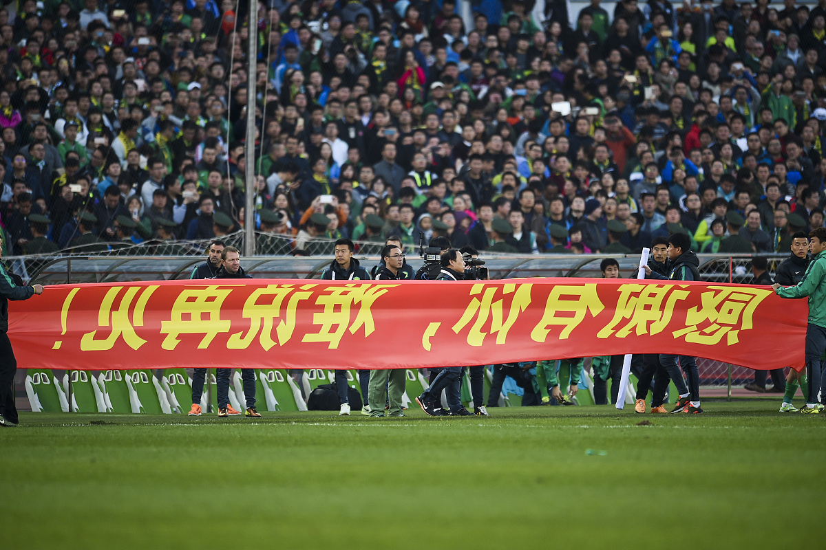 黄海球员全力拼搏,成功取得比赛胜利 黄海球员全力拼搏,成功取得比赛胜利