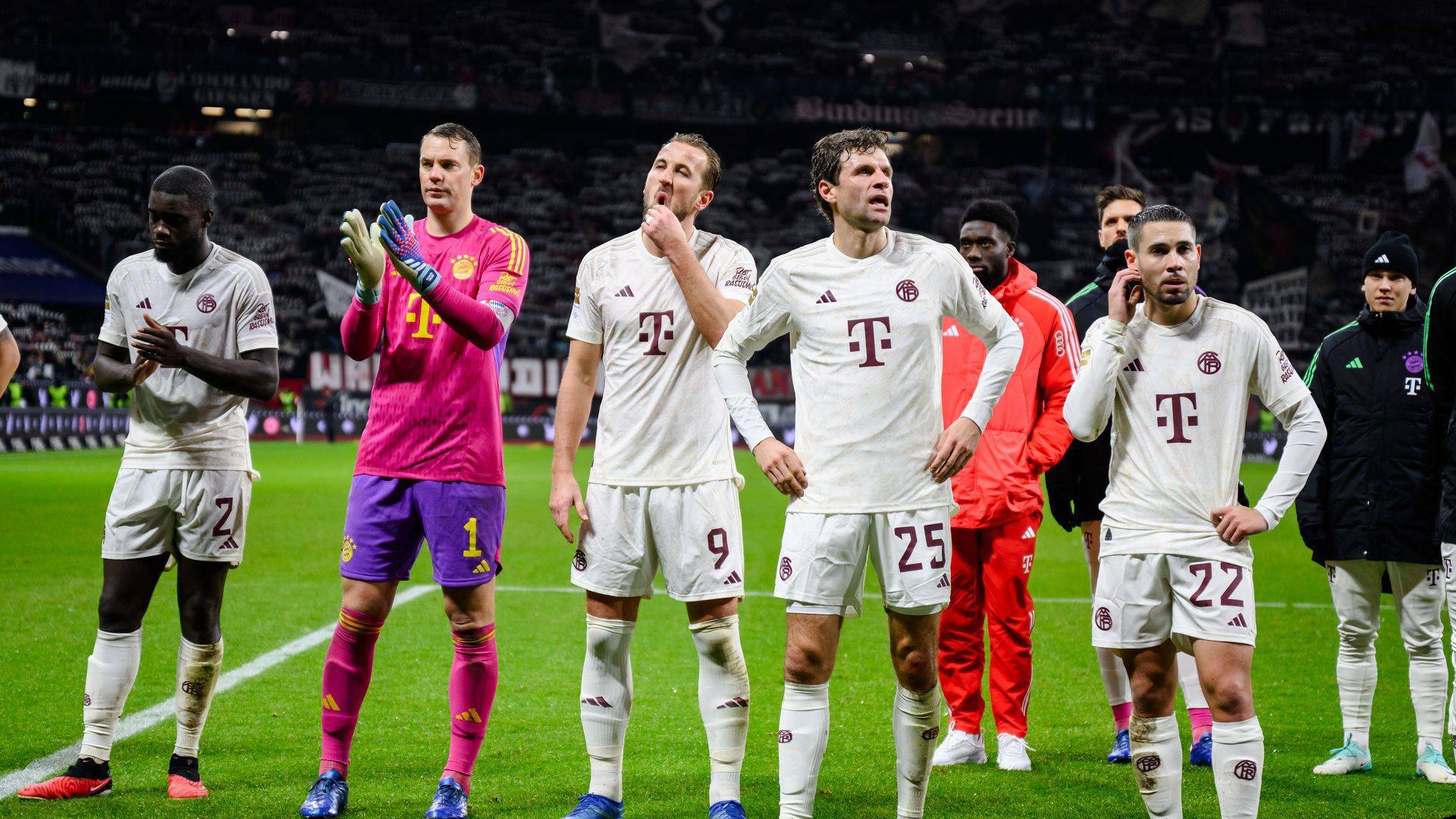 拜仁慕尼黑全面发威,稳坐榜首 拜仁慕尼黑全面发威,稳坐榜首