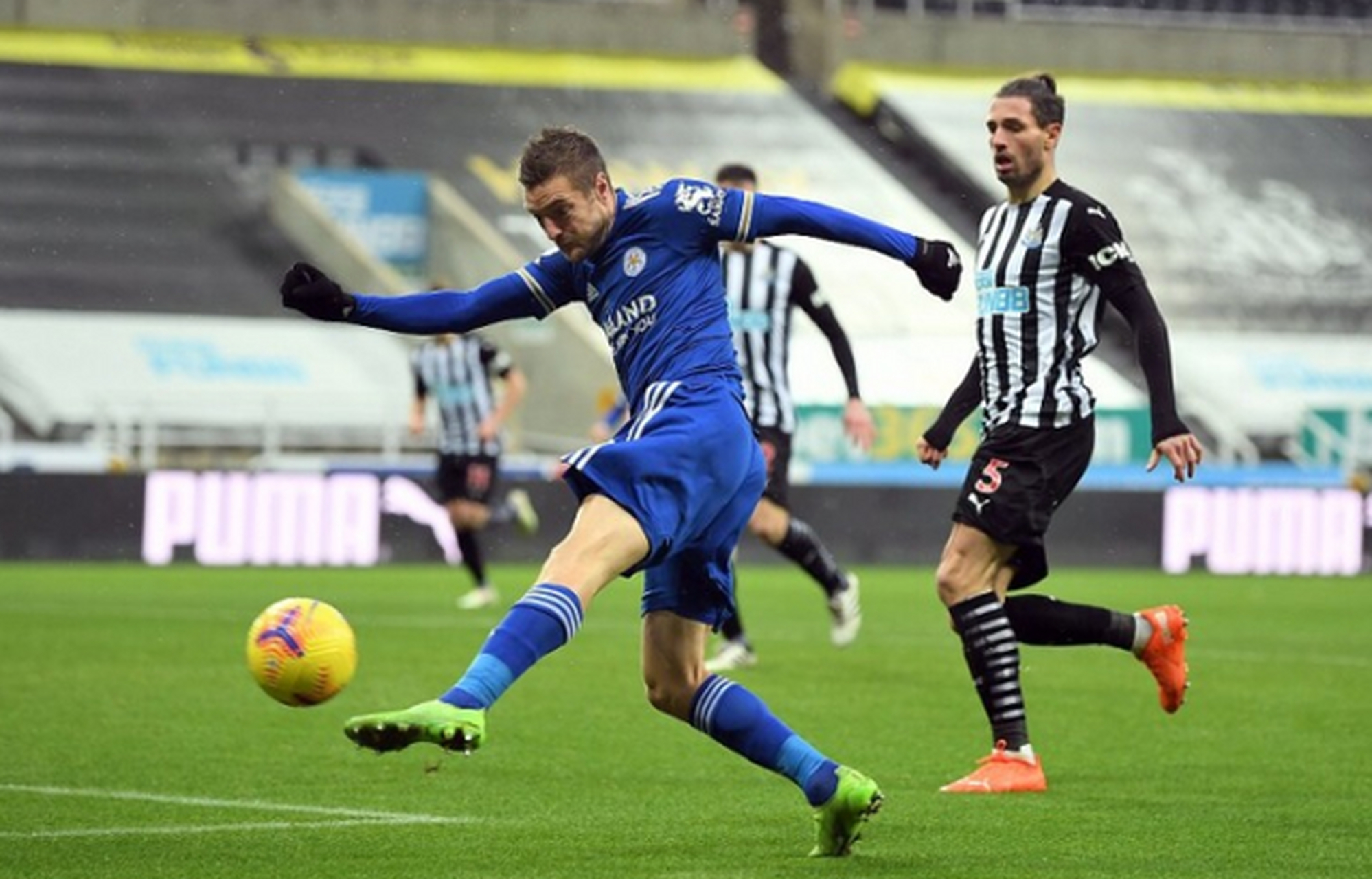 沙尔克04队再接再厉,积分榜名列前茅 沙尔克04队再接再厉,积分榜名列前茅