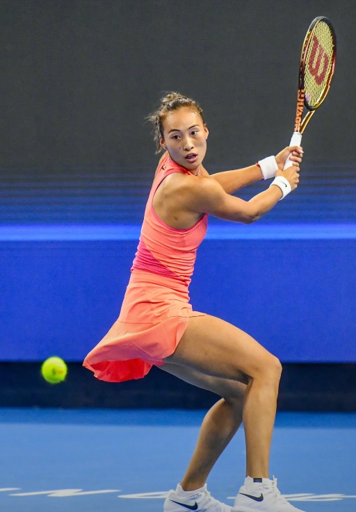 雷速-体育赛事中球员飒爽英姿,引发观众欢呼不已