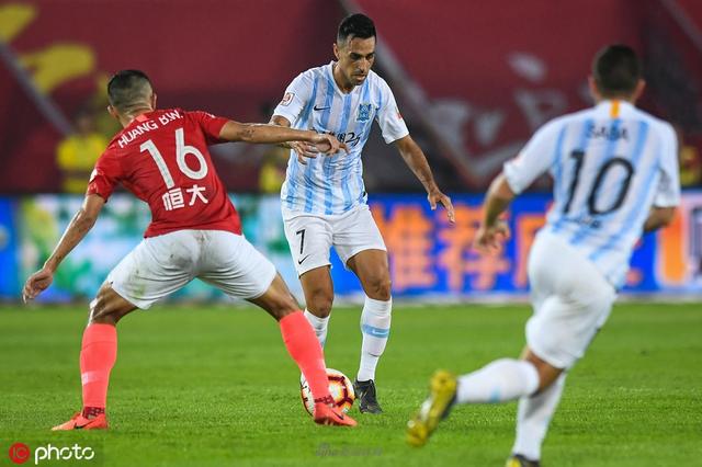 冠军之争白热化,广州富力再胜一场稳坐榜首 冠军之争白热化,广州富力再胜一场稳坐榜首