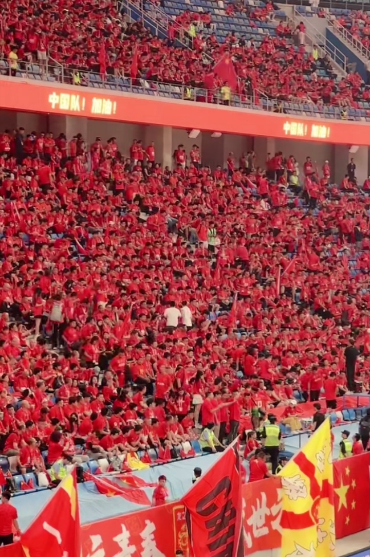 雷速直播-精彩瞬间回放足球场上，引发球迷欢呼