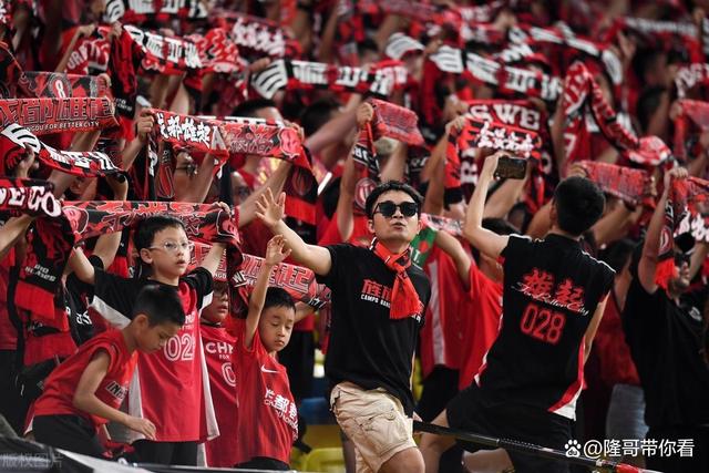 精彩瞬间回放足球场上，引发球迷欢呼