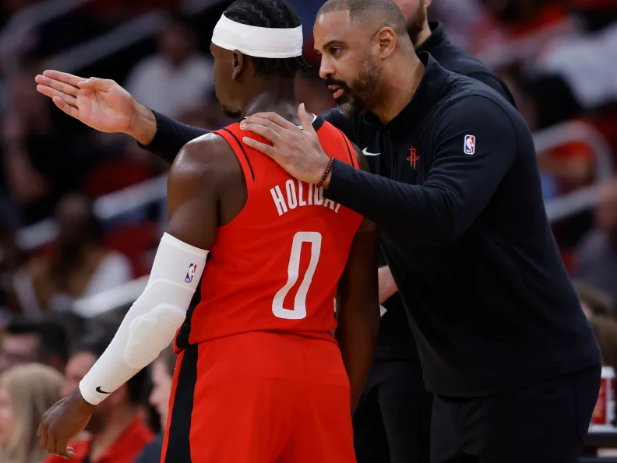 爵士突然发力,逆袭击败掘金取得主导 爵士突然发力,逆袭击败掘金取得主导