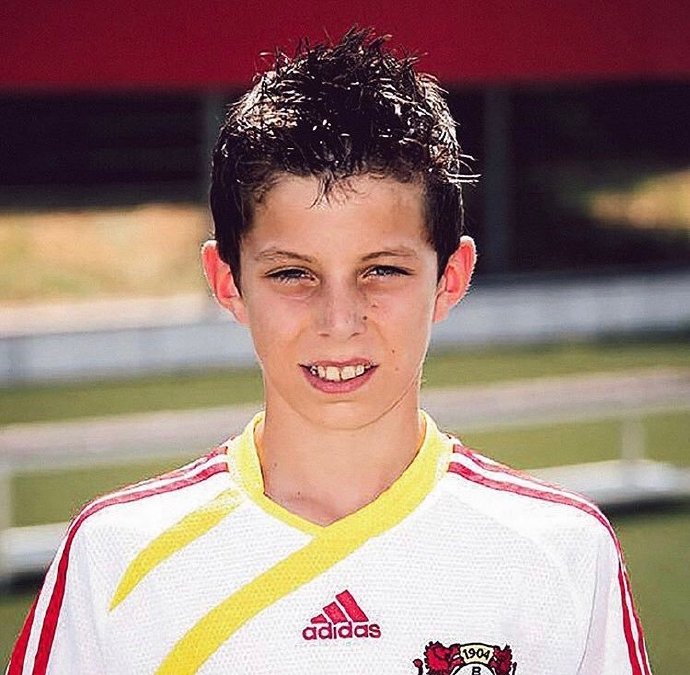 雷速直播-勒沃库森队员争议判罚,表达不满