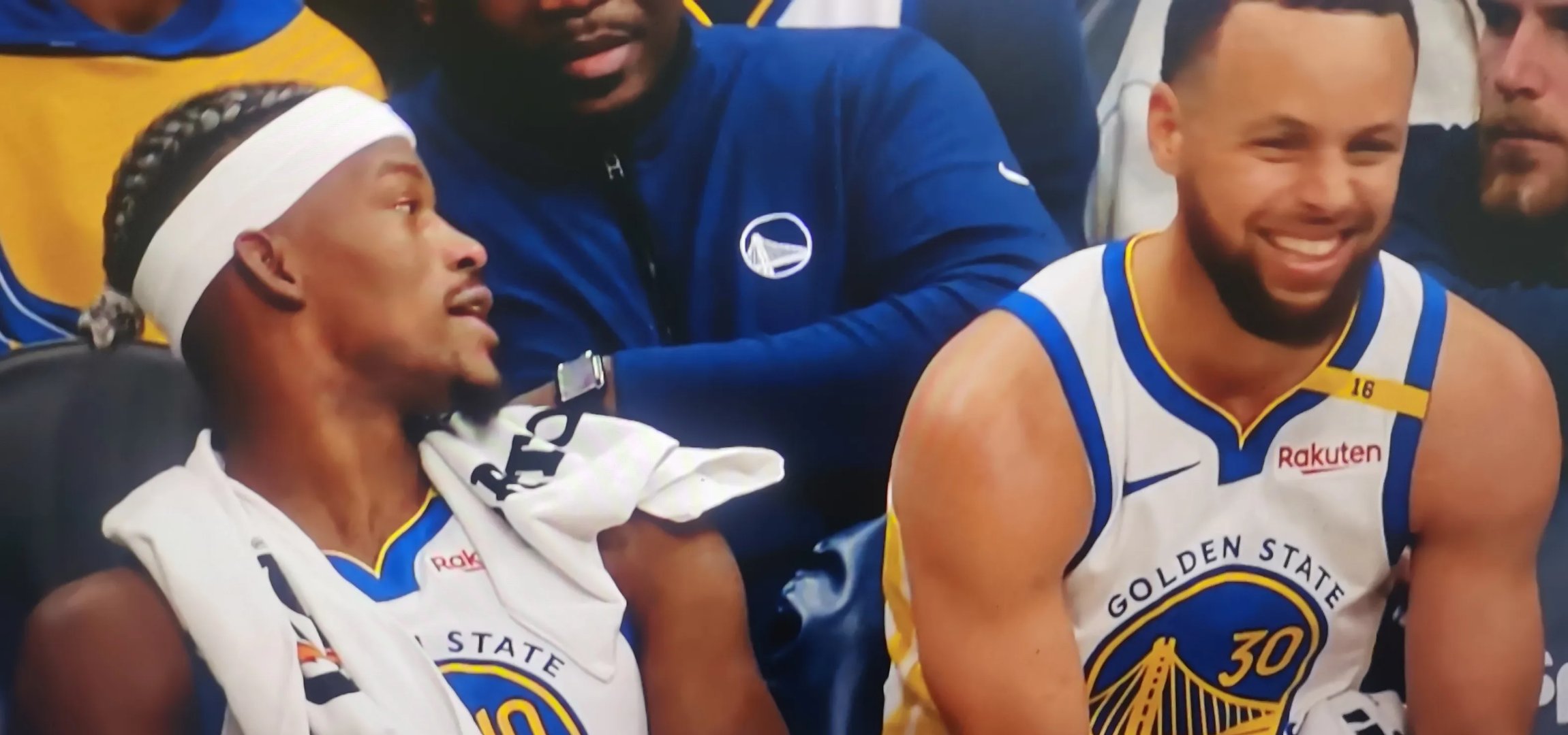 黄蜂将在主场迎战活塞,新赛季的首场比赛将上演激烈较量 黄蜂将在主场迎战活塞,新赛季的首场比赛将上演激烈较量