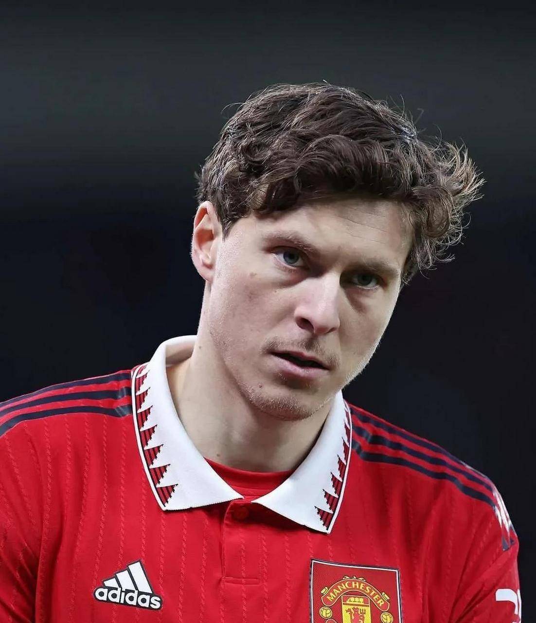 雷速官网-曼联主场惨败,夺冠希望渐渐远去