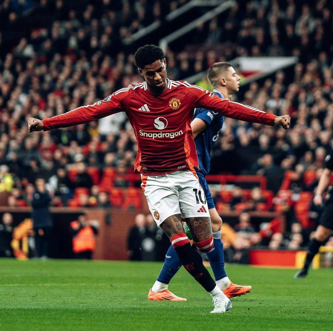 雷速官网-曼联客场大胜，继续保持联赛领先地位