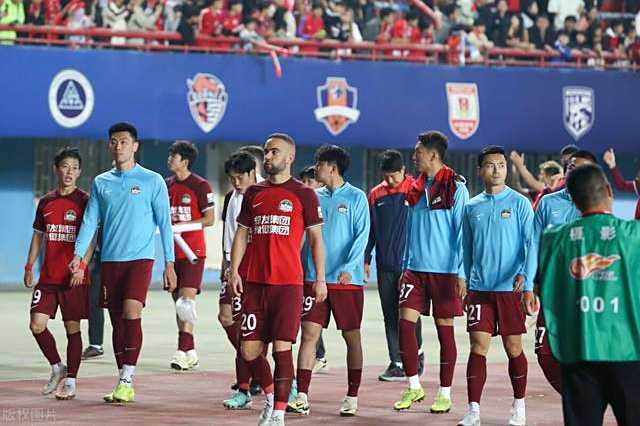 竞技足球赛事备受关注,球迷翘首期盼 竞技足球赛事备受关注,球迷翘首期盼