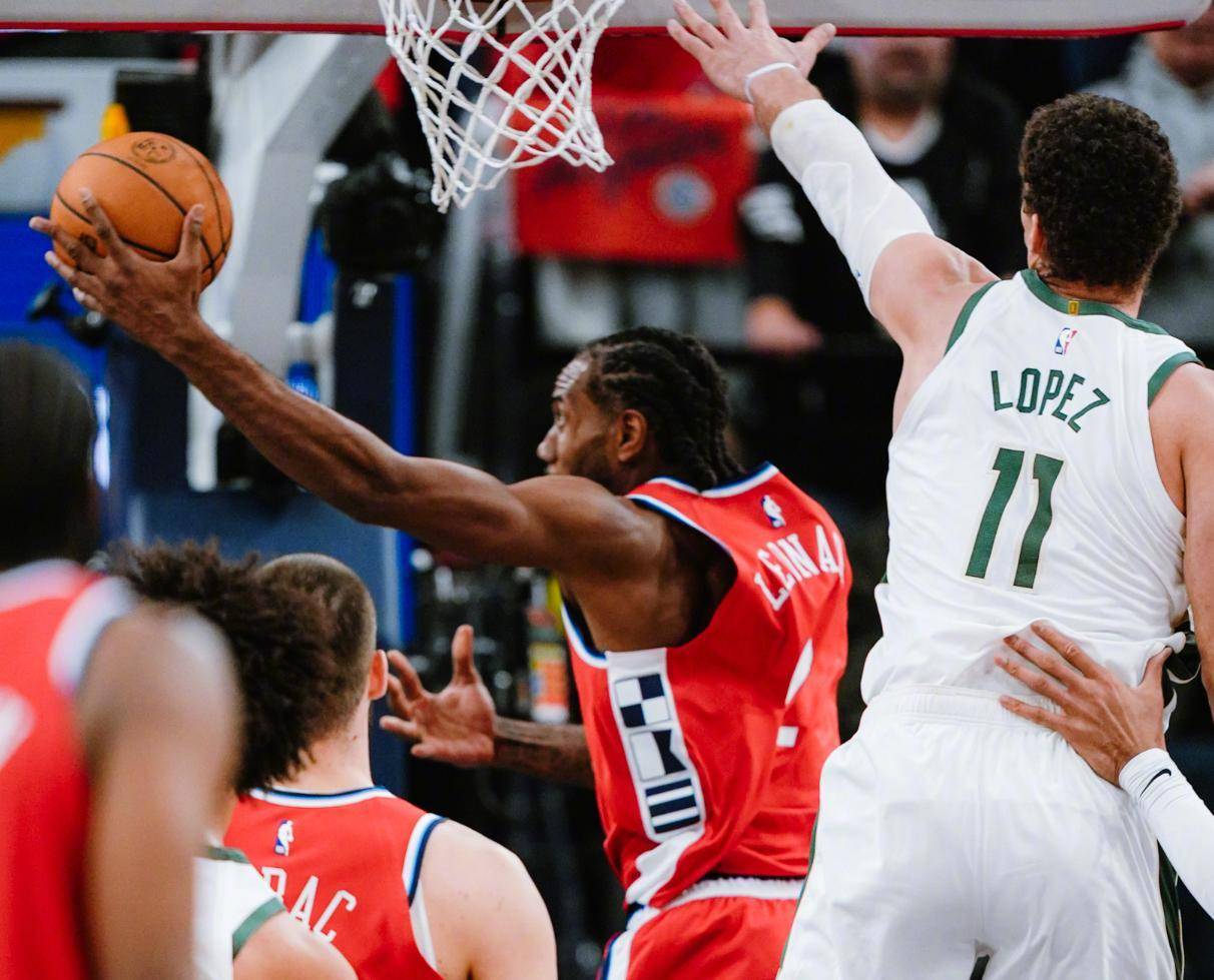 快船主场击败雄鹿，莱昂纳德贡献出色领先