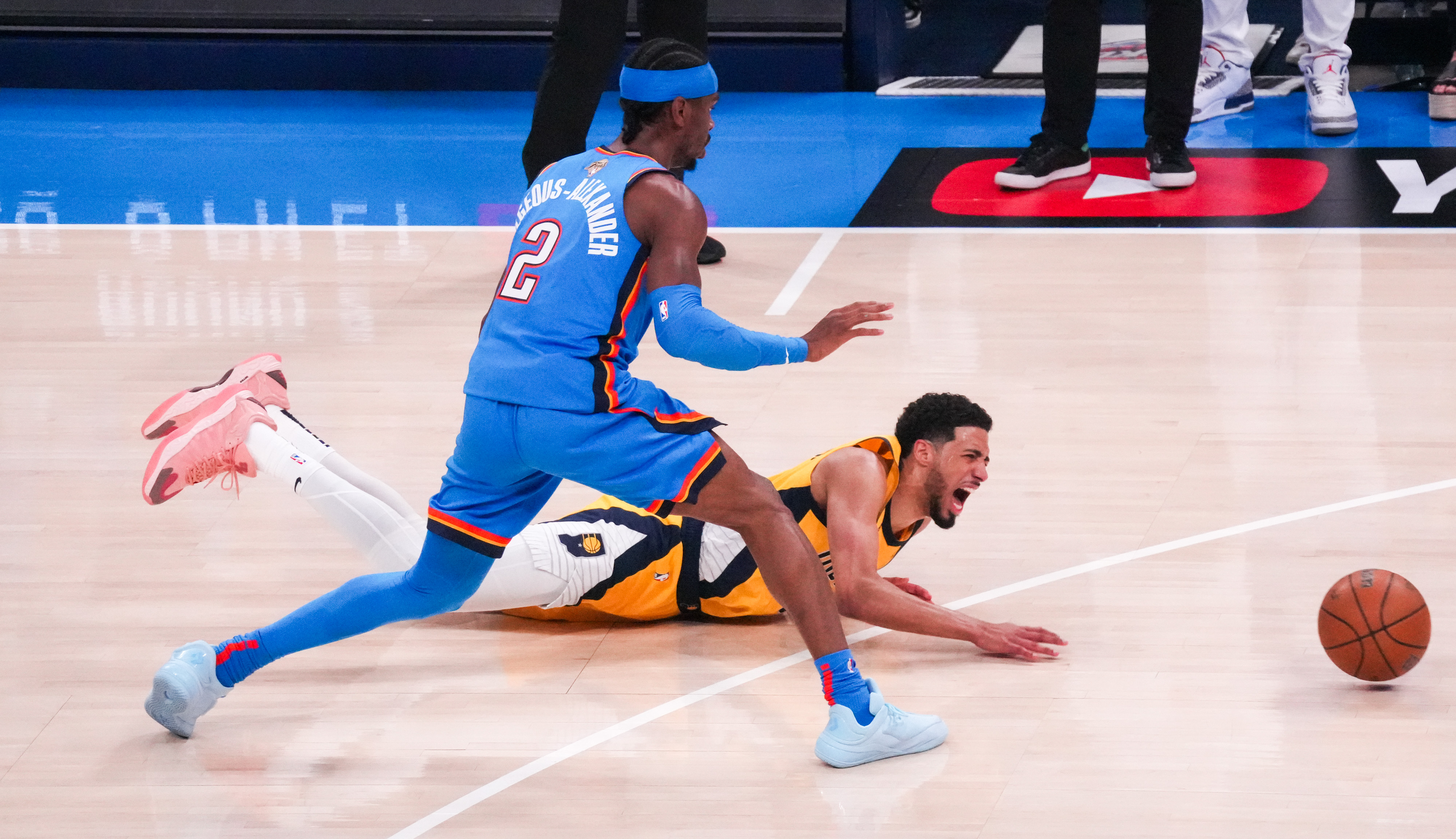 小牛队主场大胜雷霆队,取得系列赛领先 小牛队主场大胜雷霆队,取得系列赛领先