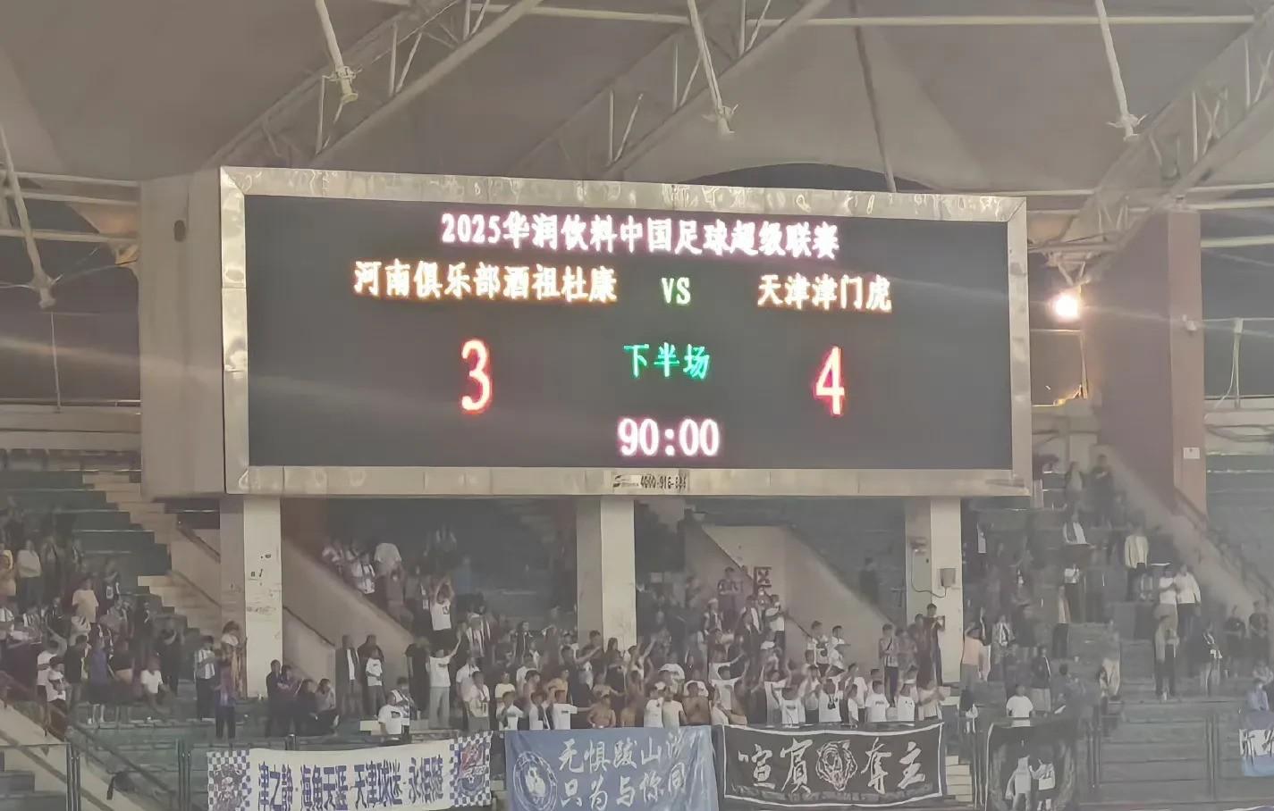 雷速官网-球迷们聚集体育馆，期待新赛季的精彩表现