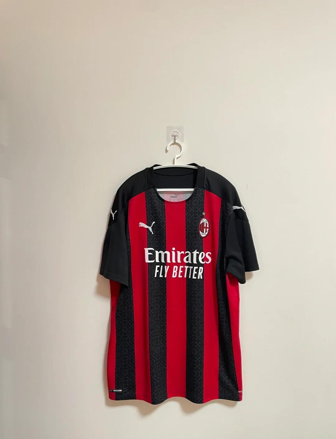 AC米兰宣布新赛季球衣将采用新设计 AC米兰宣布新赛季球衣将采用新设计